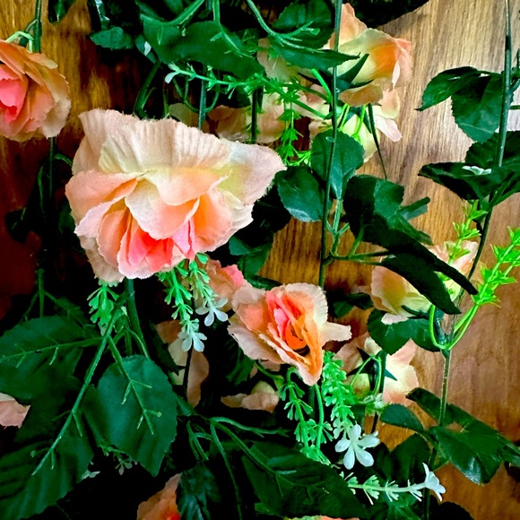 Beautiful peach faux rose garlands - Picture 1 of 2